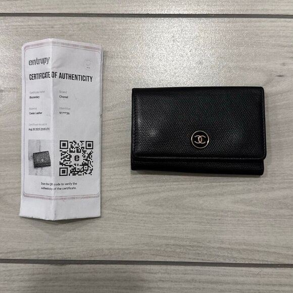 CHANEL Accessories - Authentic CHANEL 6-key Case Women's Black Wallet‎ vintage   Has only 4 key hooks